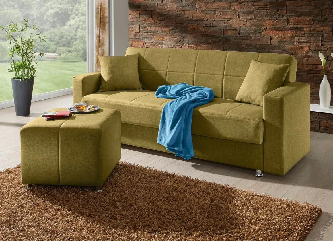 Klick-Klack-Sofa mit Hocker und Dekokissen