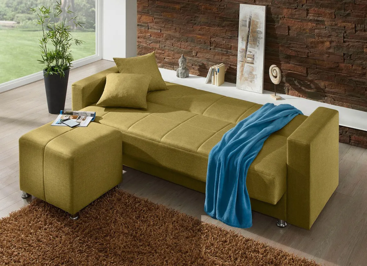 Klick-Klack-Sofa mit Hocker und Dekokissen