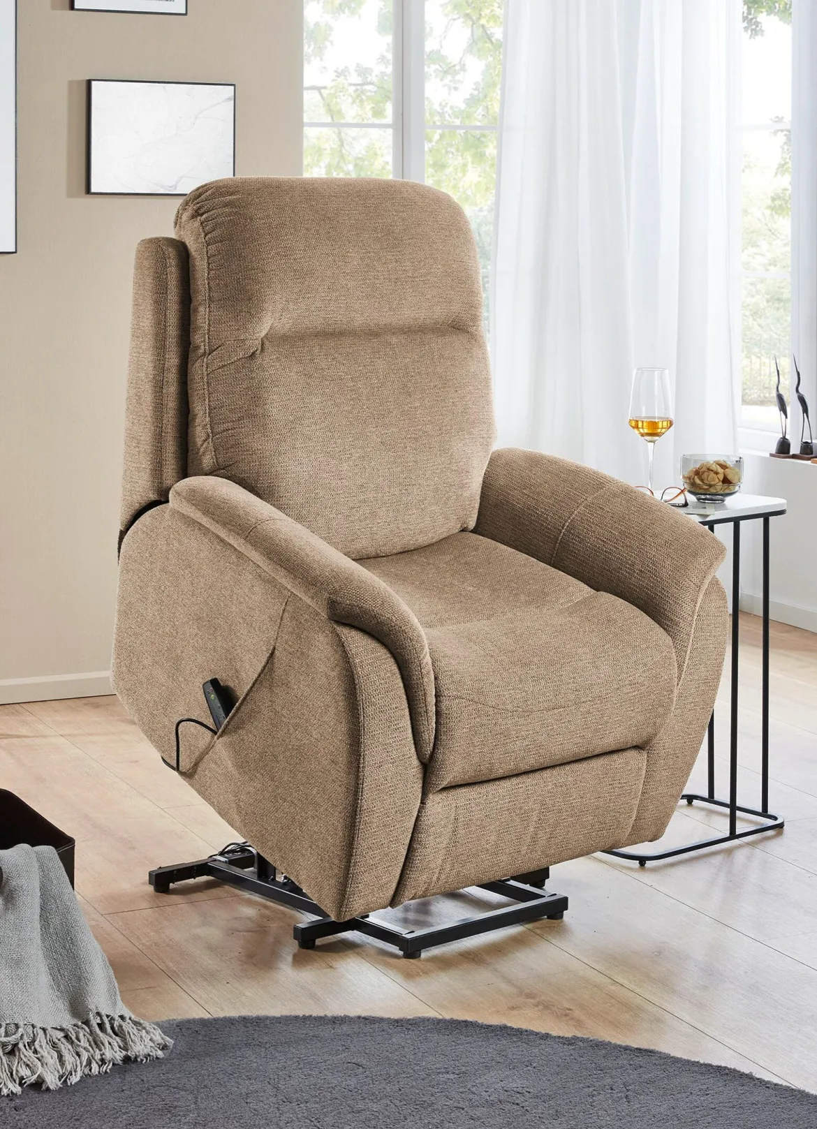 Komfortabler Massagesessel mit Aufstehhilfe