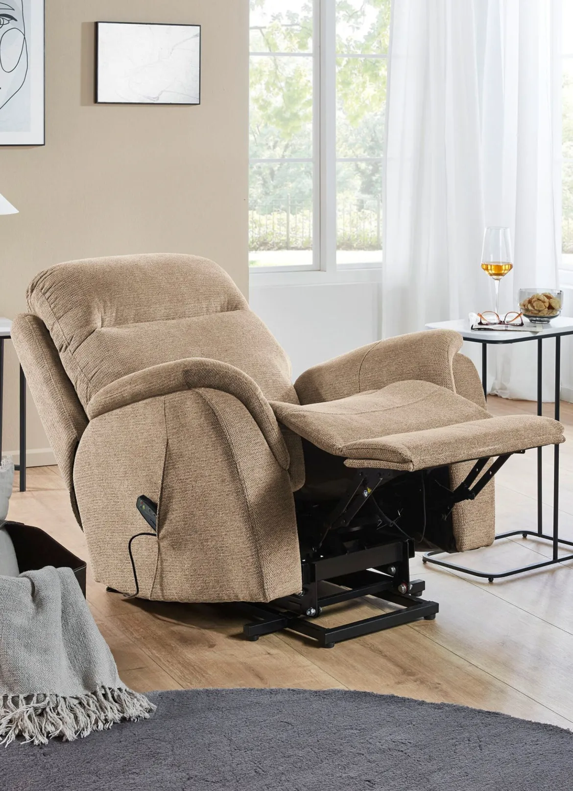 Komfortabler Massagesessel mit Aufstehhilfe