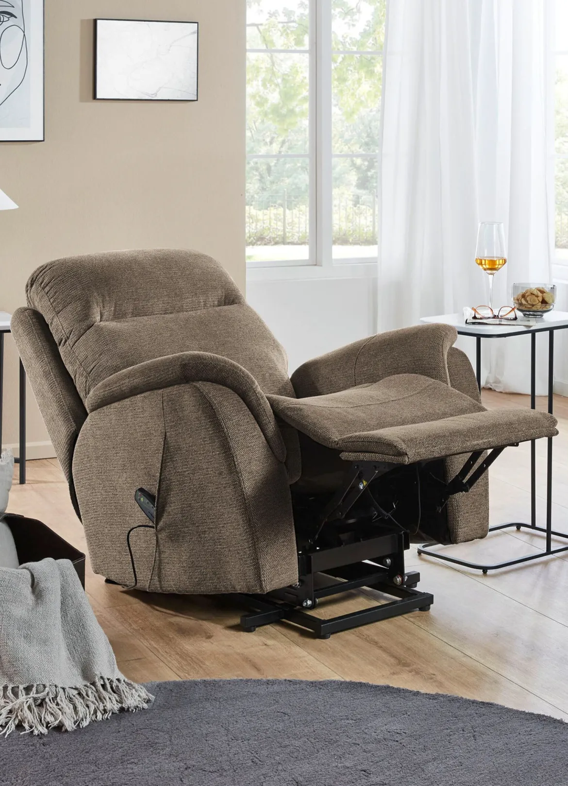 Komfortabler Massagesessel mit Aufstehhilfe