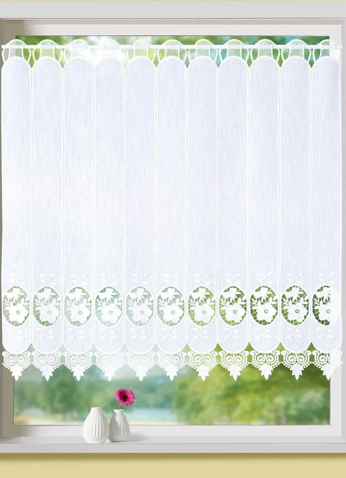 Kurzstore mit Blumen in Macramé-Spitze