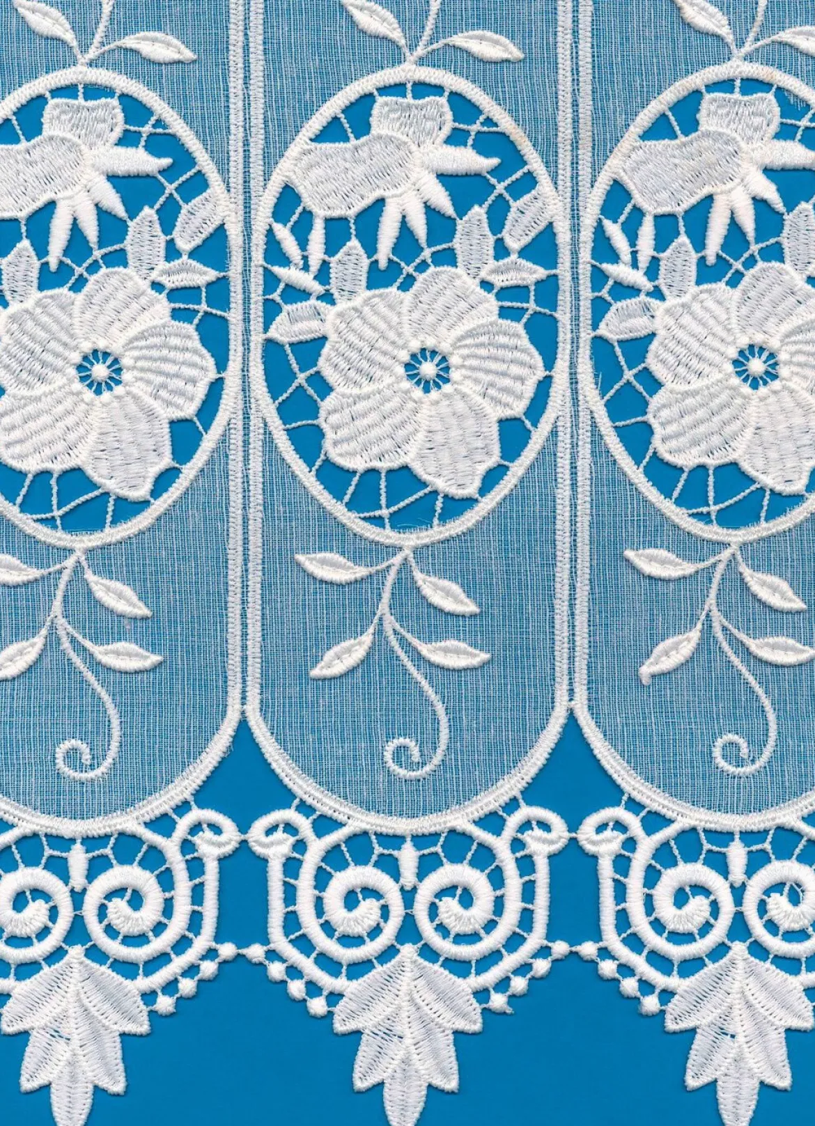 Kurzstore mit Blumen in Macramé-Spitze