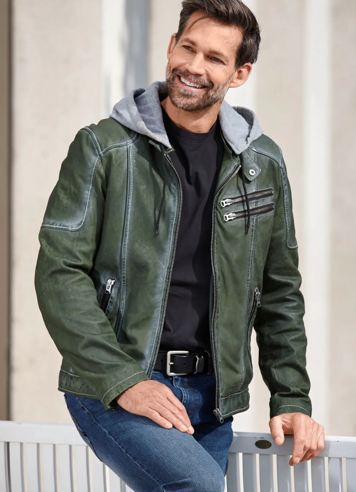 Lederkurzjacke mit Kapuze