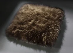 Merino-Lammfell-Sitzauflage in Tierform