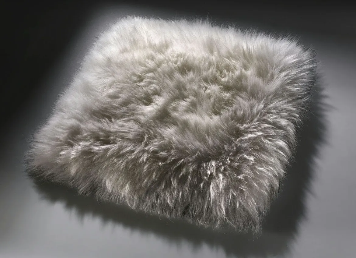 Merino-Lammfell-Sitzauflage in Tierform
