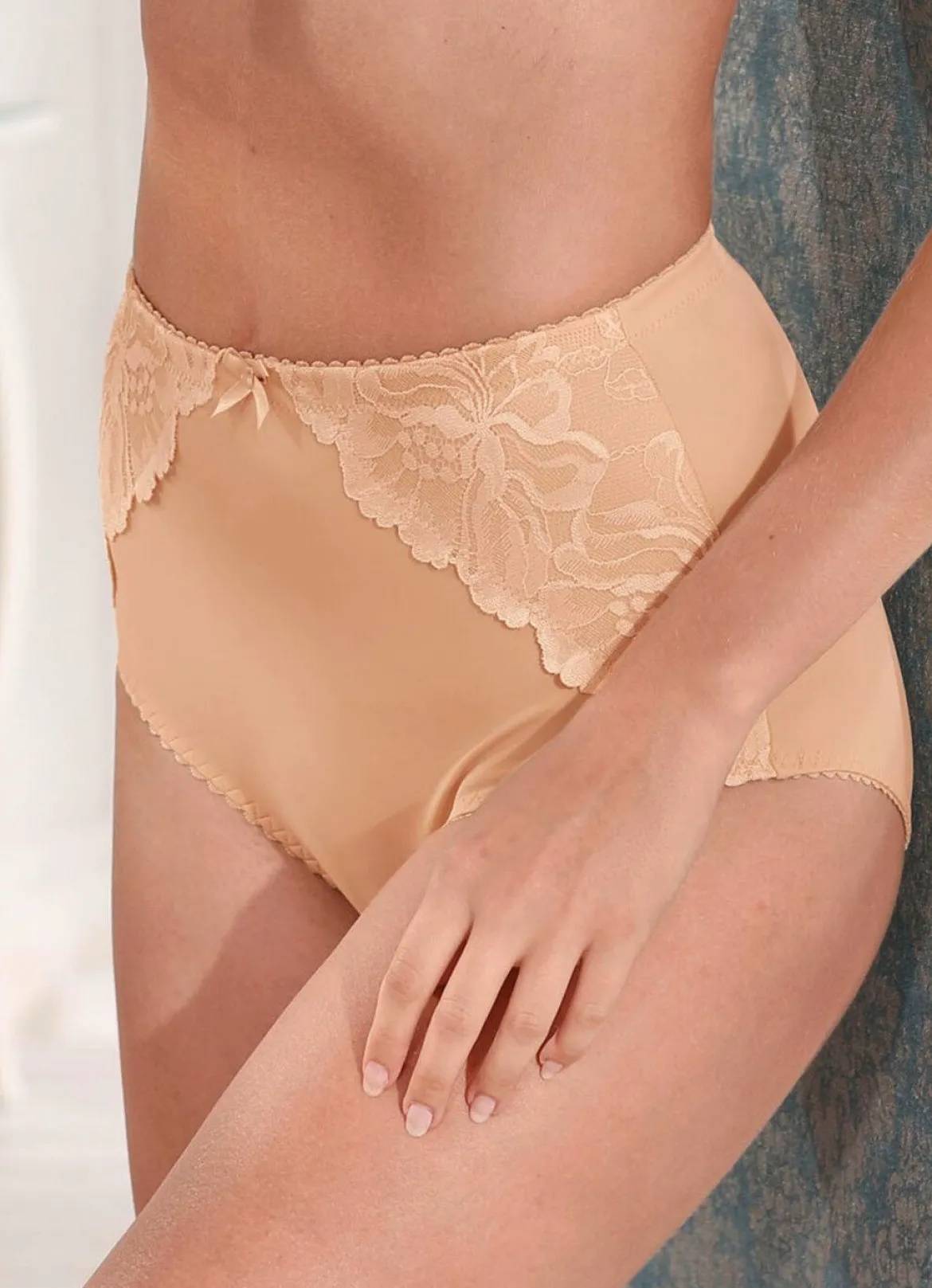 Miederslip mit Spitzenbesätzen