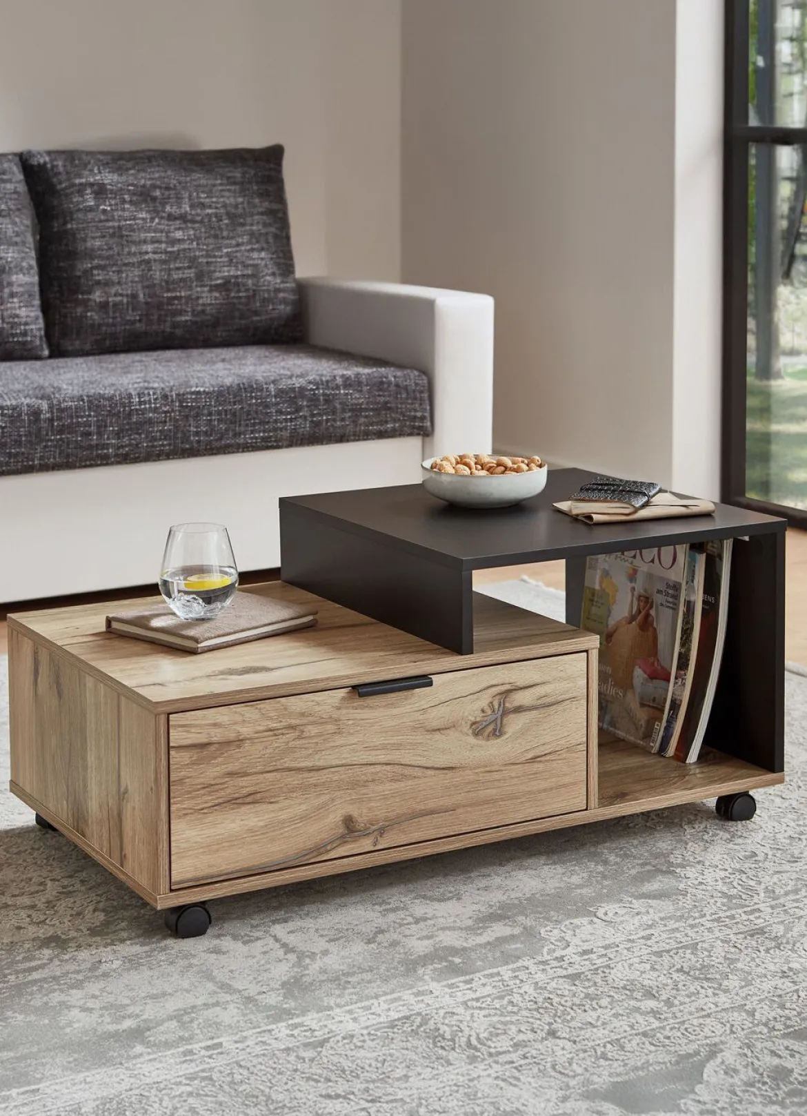 Moderner Couchtisch auf Rollen