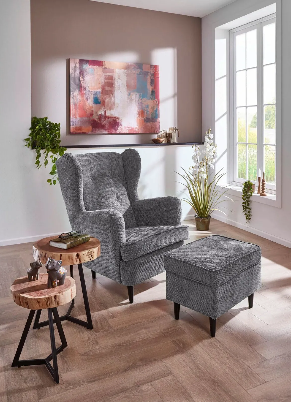 Ohrenbackensessel mit Hocker