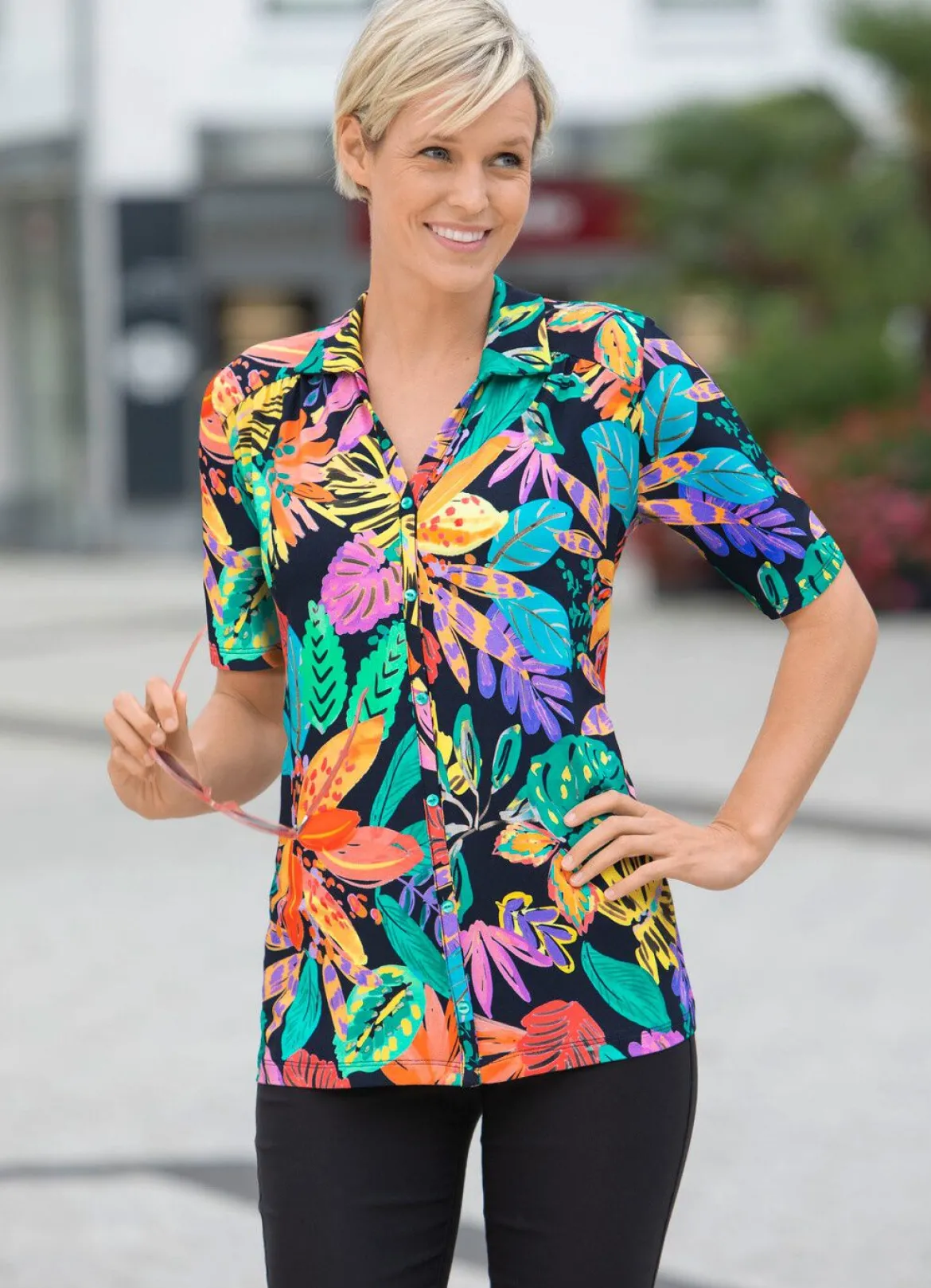 Poloshirt mit durchgehender Zierknopfleiste