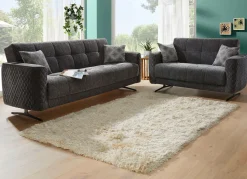 Polstermöbel mit Bettfunktion und Dekokissen
