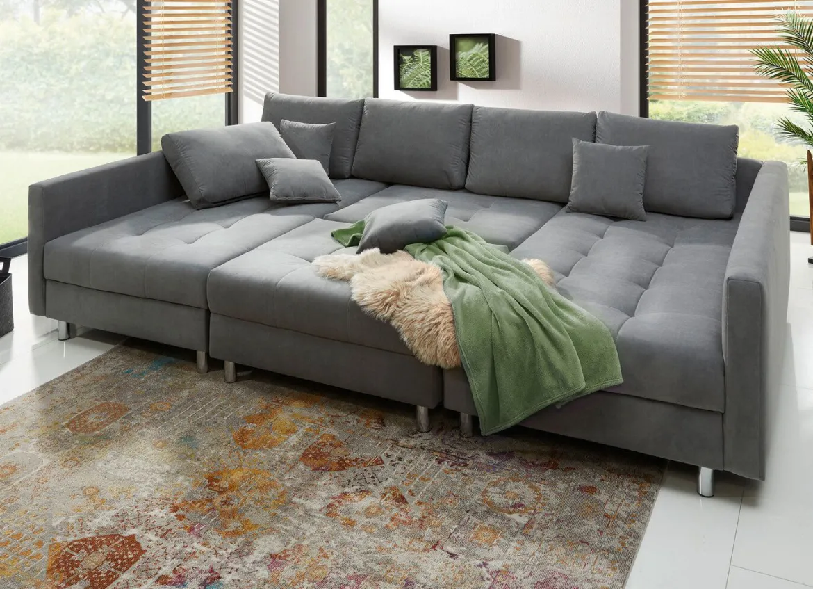 Polstermöbel mit Hocker und Kissen