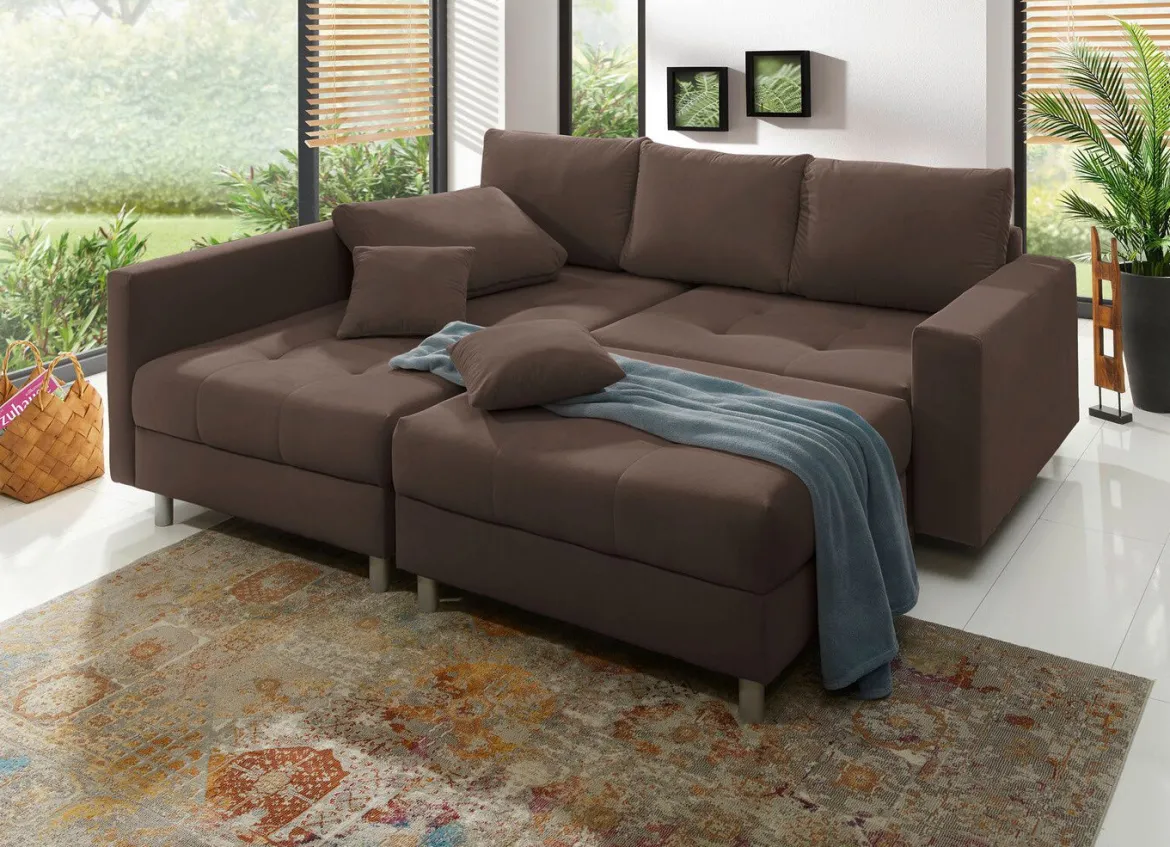 Polstermöbel mit Hocker und Kissen