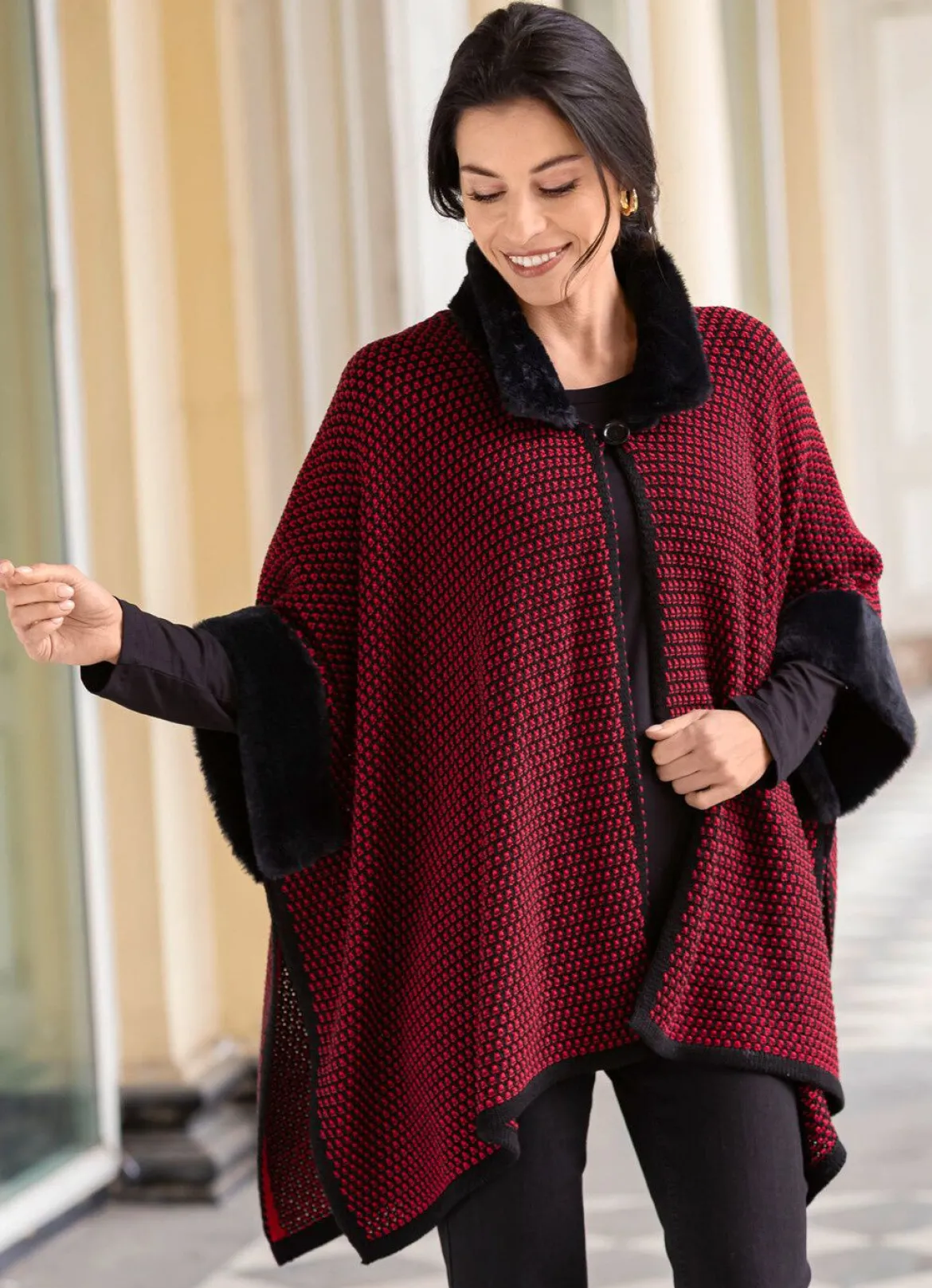 Poncho mit Kunstpelzbesätzen