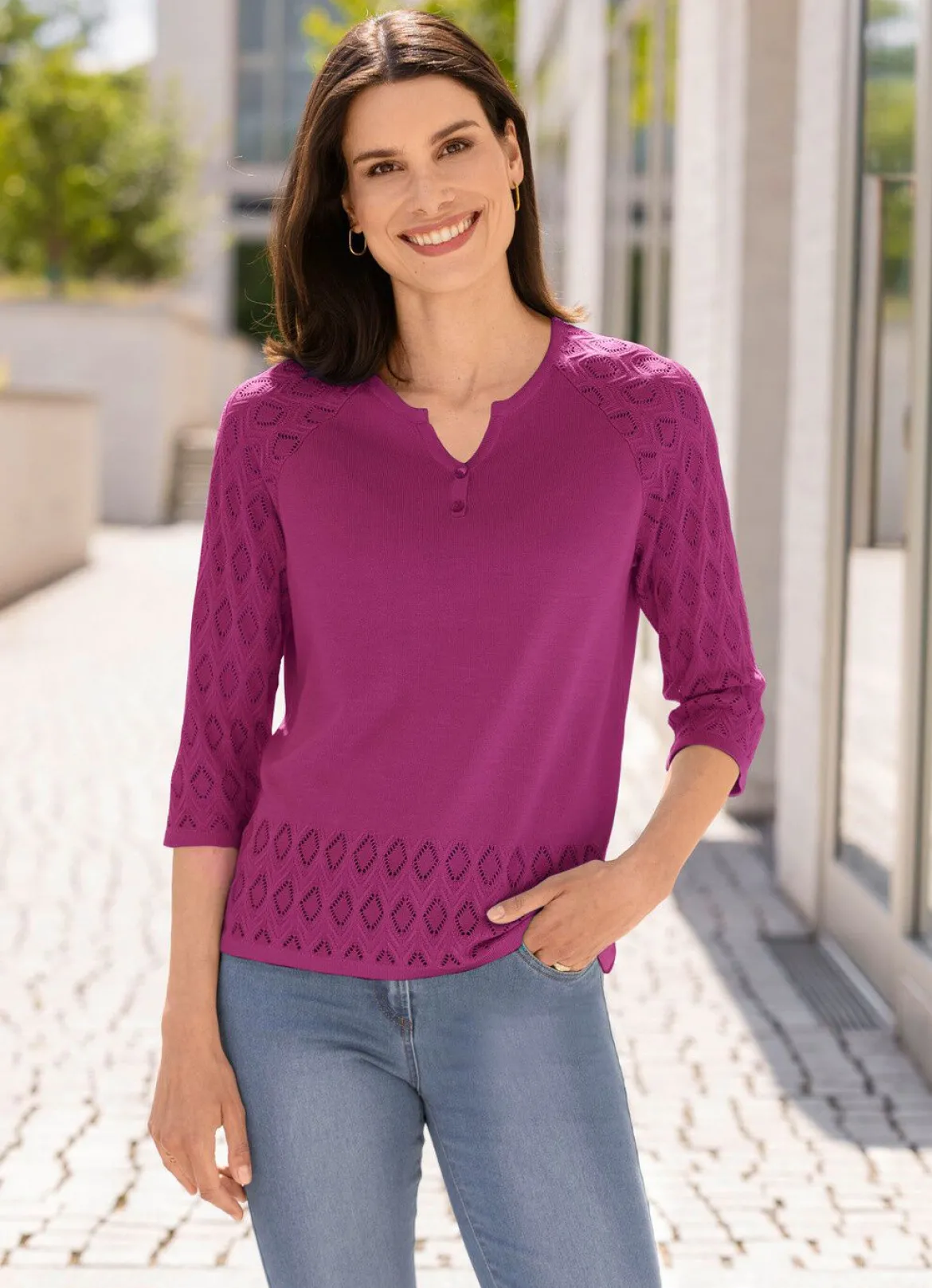 Pullover mit dekorativem Halsausschnitt