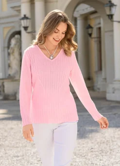 Pullover mit streckenden Strukturstreifen