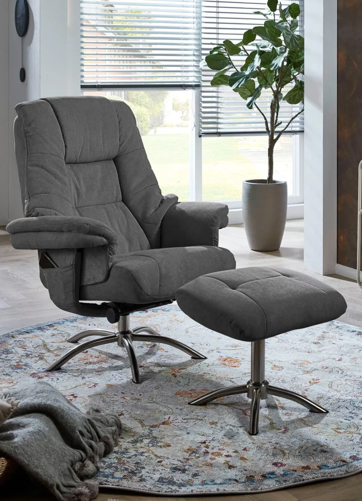 Relax-Sessel mit Hocker und Gestell aus Metall