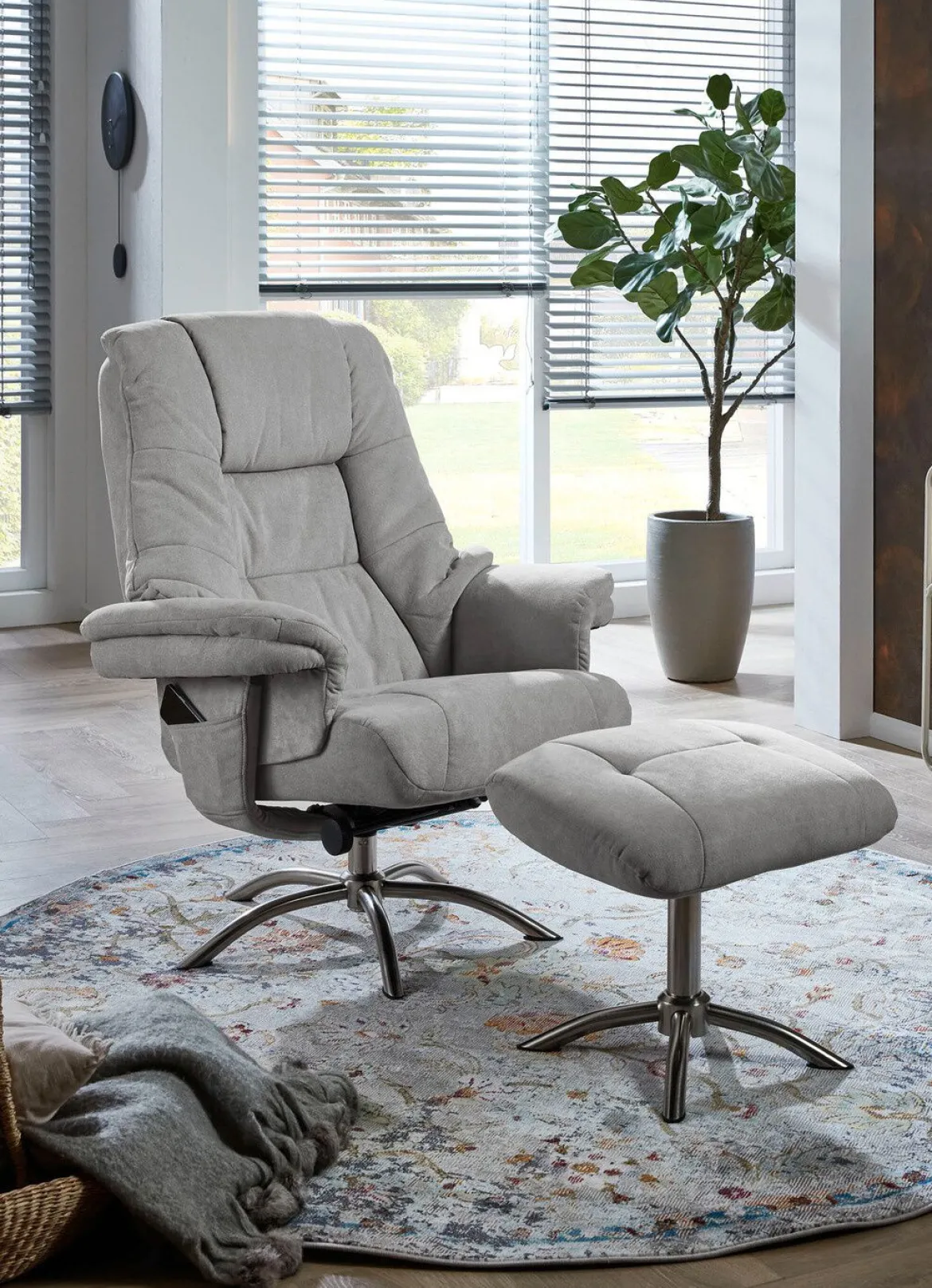 Relax-Sessel mit Hocker und Gestell aus Metall