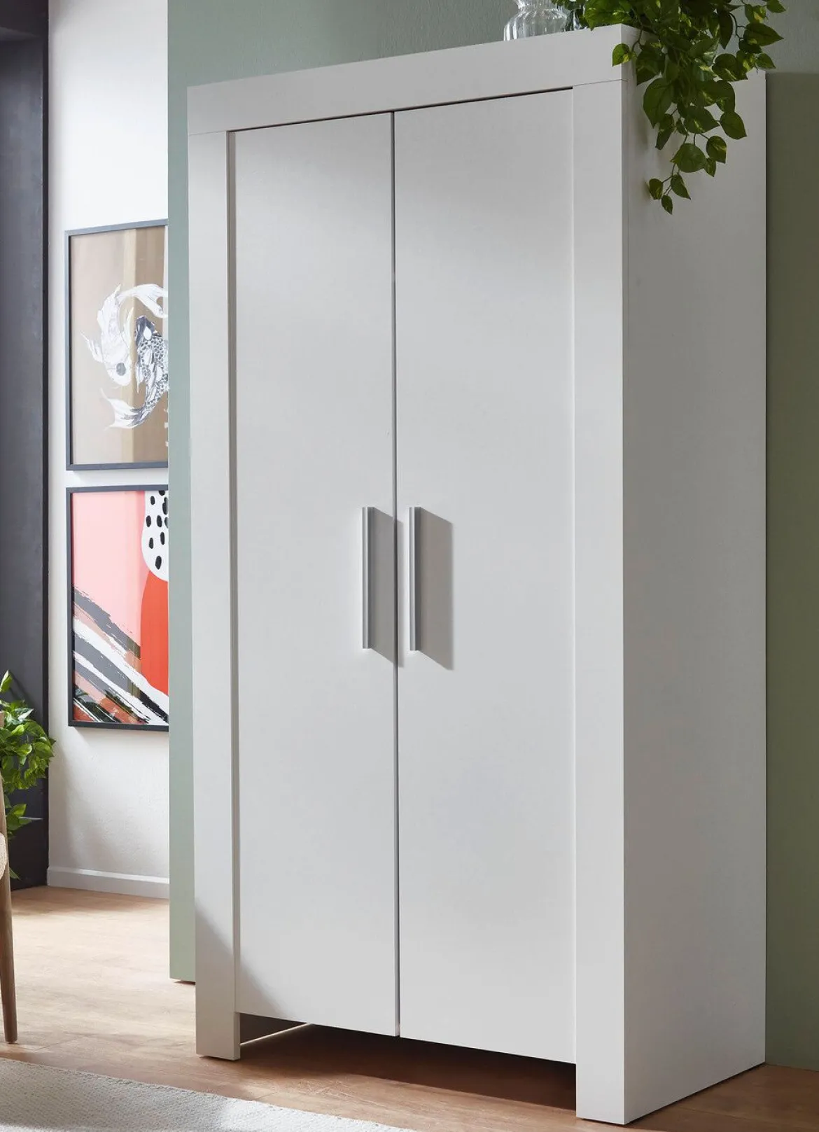 Schrank mit Griffen in Aluminium-Optik