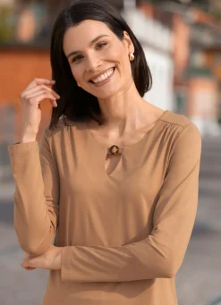 Shirt mit Zierring am Halsausschnitt in 2 Farben