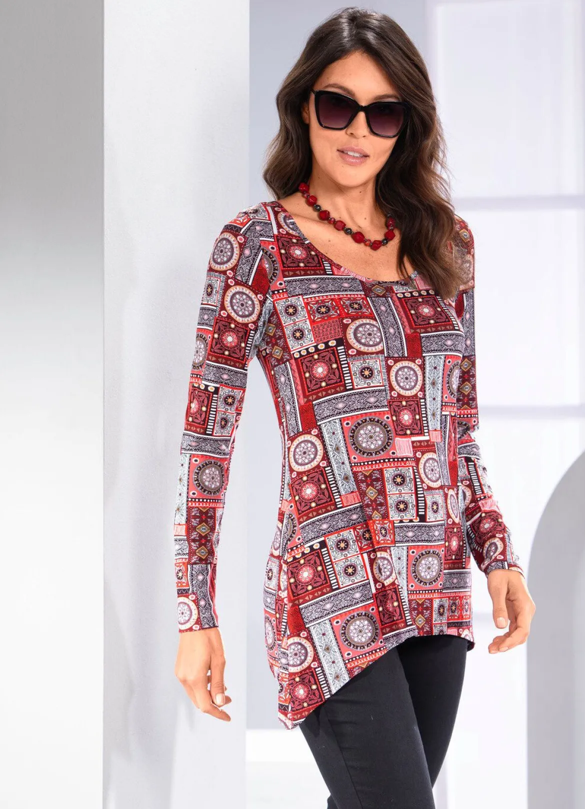 Shirt mit gebogtem Saumabschluss