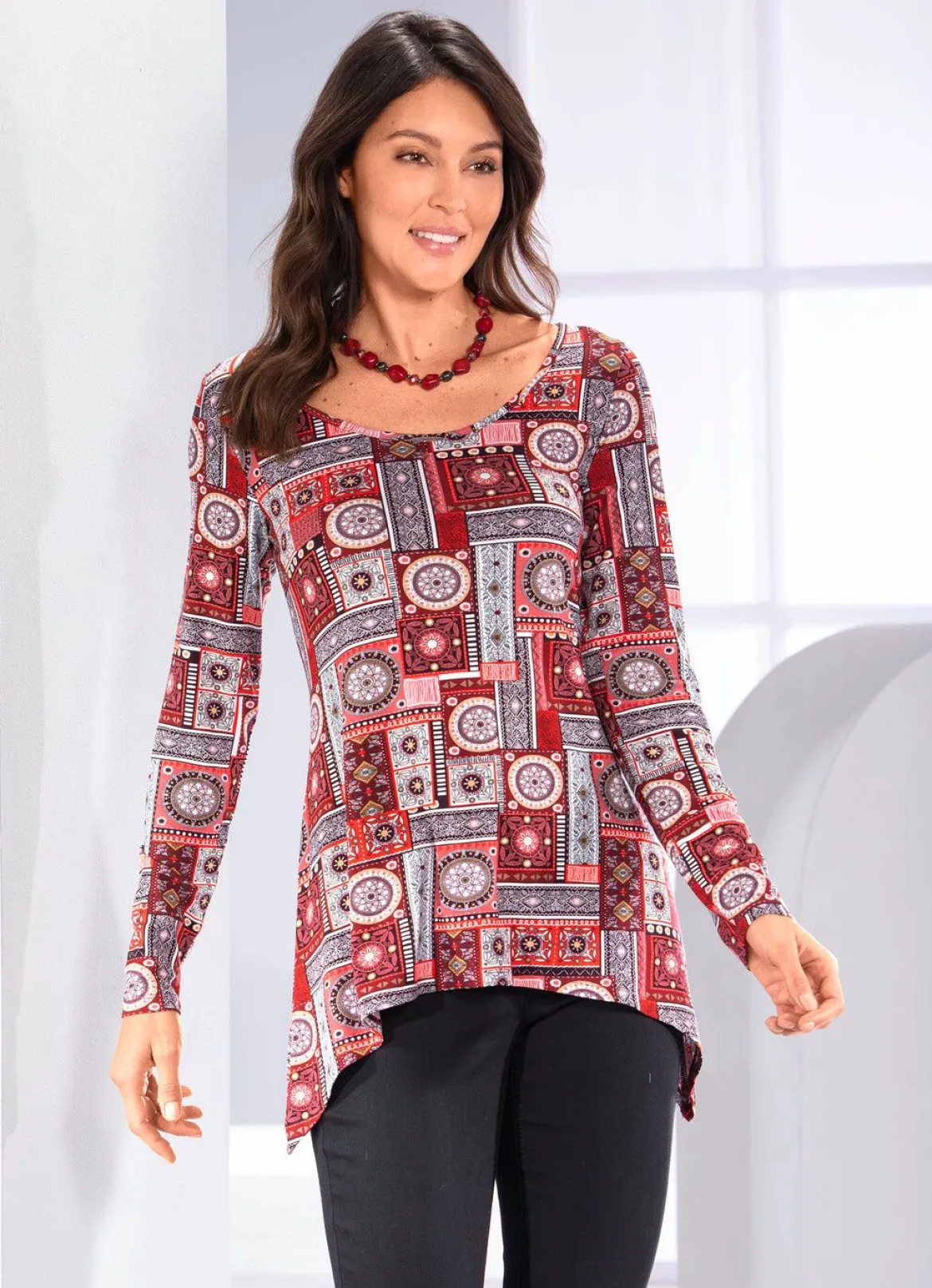 Shirt mit gebogtem Saumabschluss