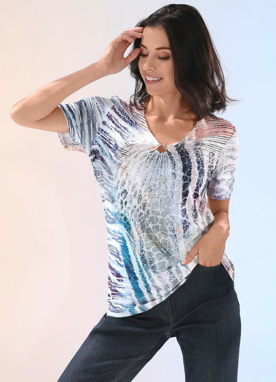 Shirt mit V-Ausschnitt mit Zierring