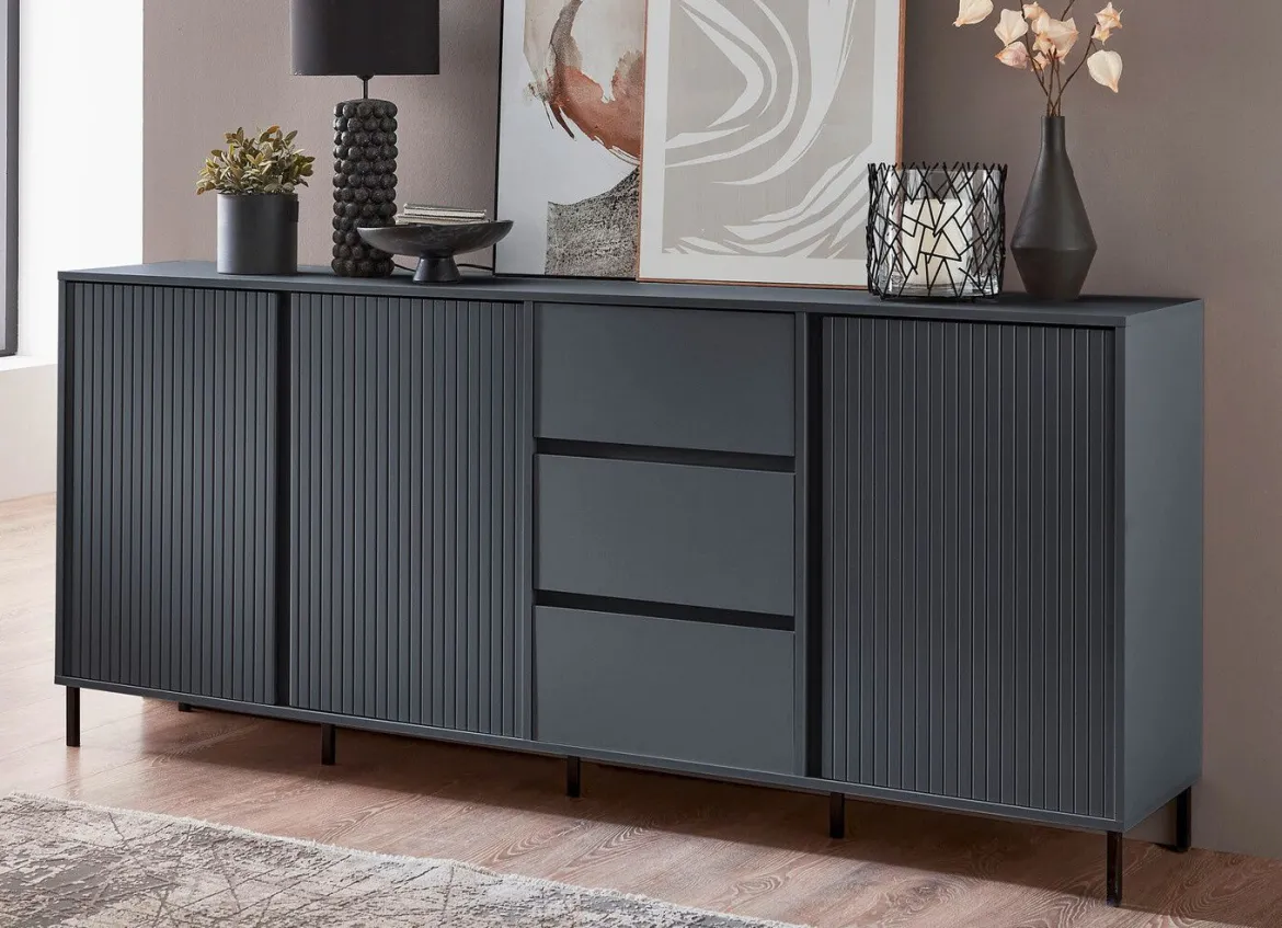 Sideboard mit aufwendiger Rillenfront