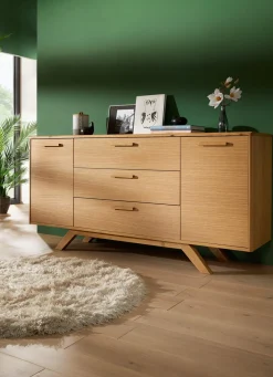 Sideboard mit massiven Holzbeinen und Holzgriffen