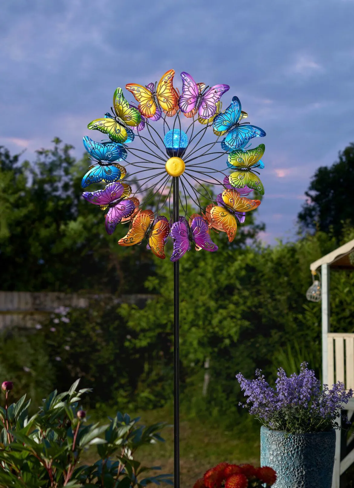 Solar-Windrad aus Metall