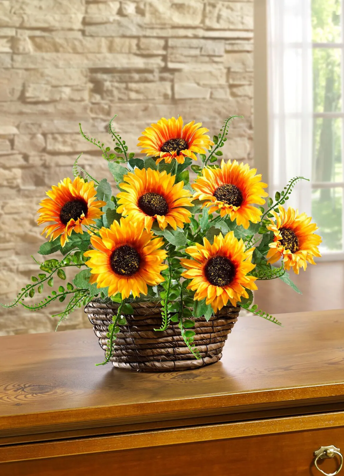 Sonnenblumen-Gesteck in Weidenkorb