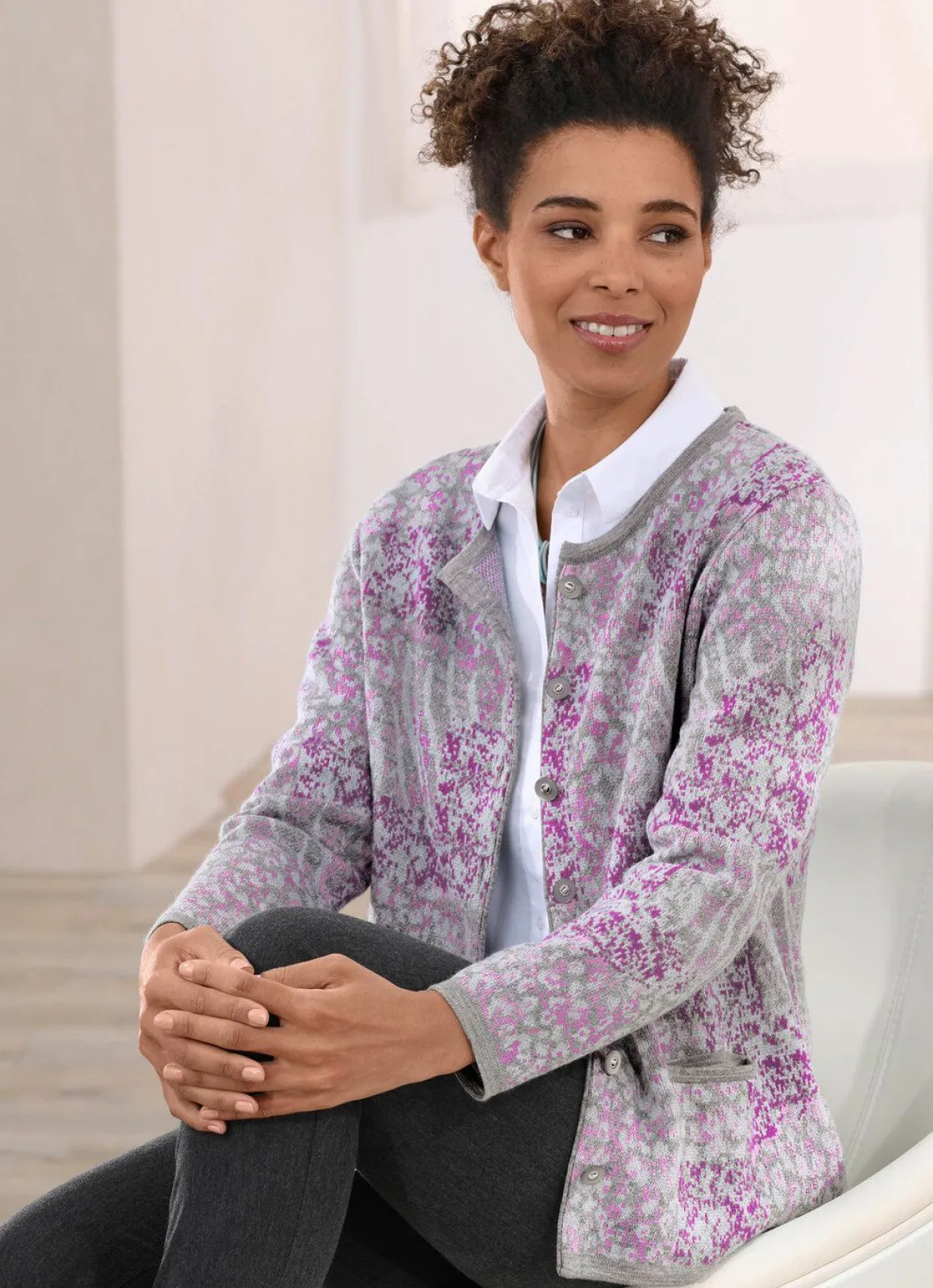 Strickjacke mit dekorativen Knöpfen