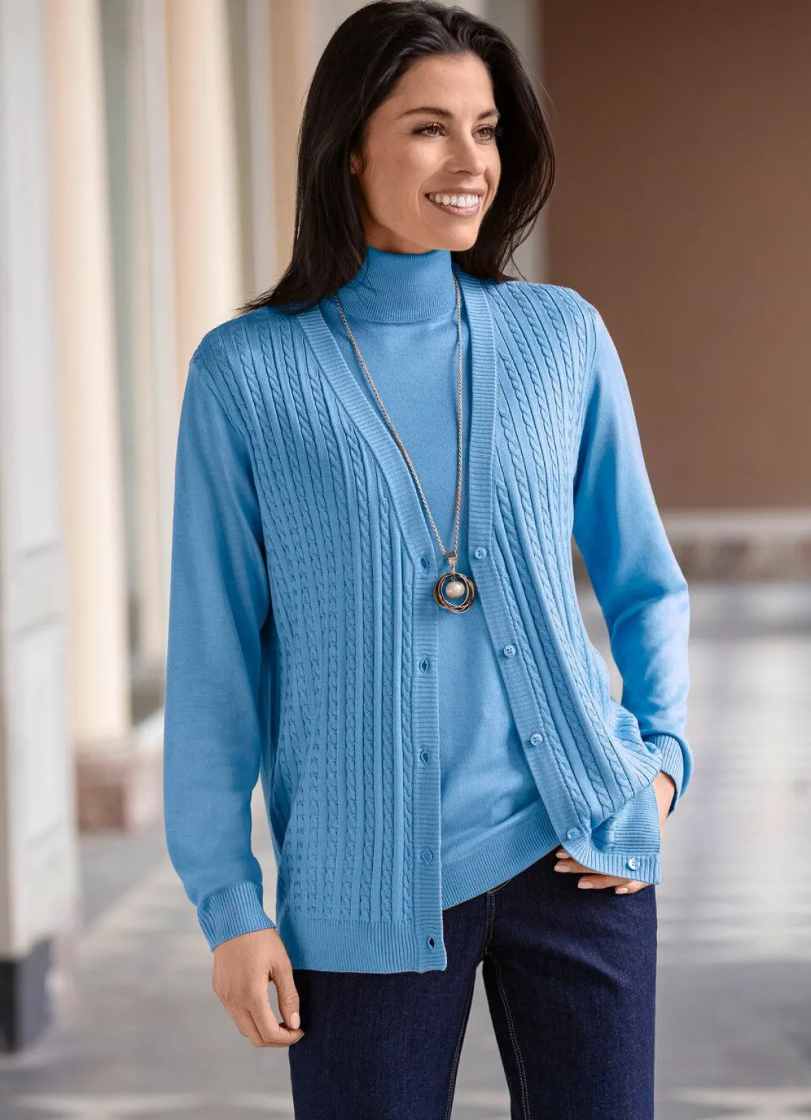 Strickjacke mit Zöpfchenstruktur