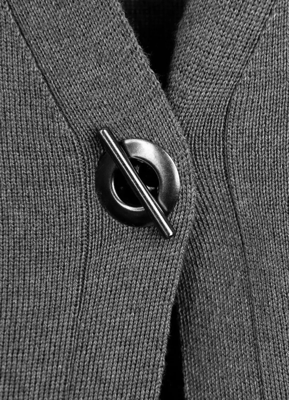 Strickweste mit dekorativem Verschluss