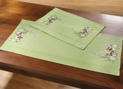 Tisch- und Raumdekoration mit Blüten- und Gräsermotiv
