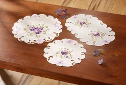 Tisch- und Raumdekoration mit Stiefmütterchen-Stickereien