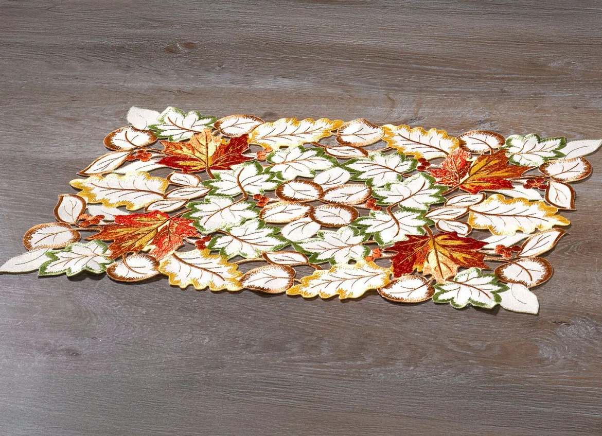 Tisch- und Raumdekoration mit herbstlichen Blättermotiven