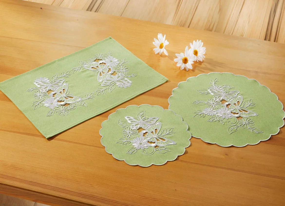 Tisch- und Raumdekoration mit gestickten Schmetterlingen und Blumen