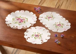 Tisch- und Raumdekoration mit Stiefmütterchen-Stickereien