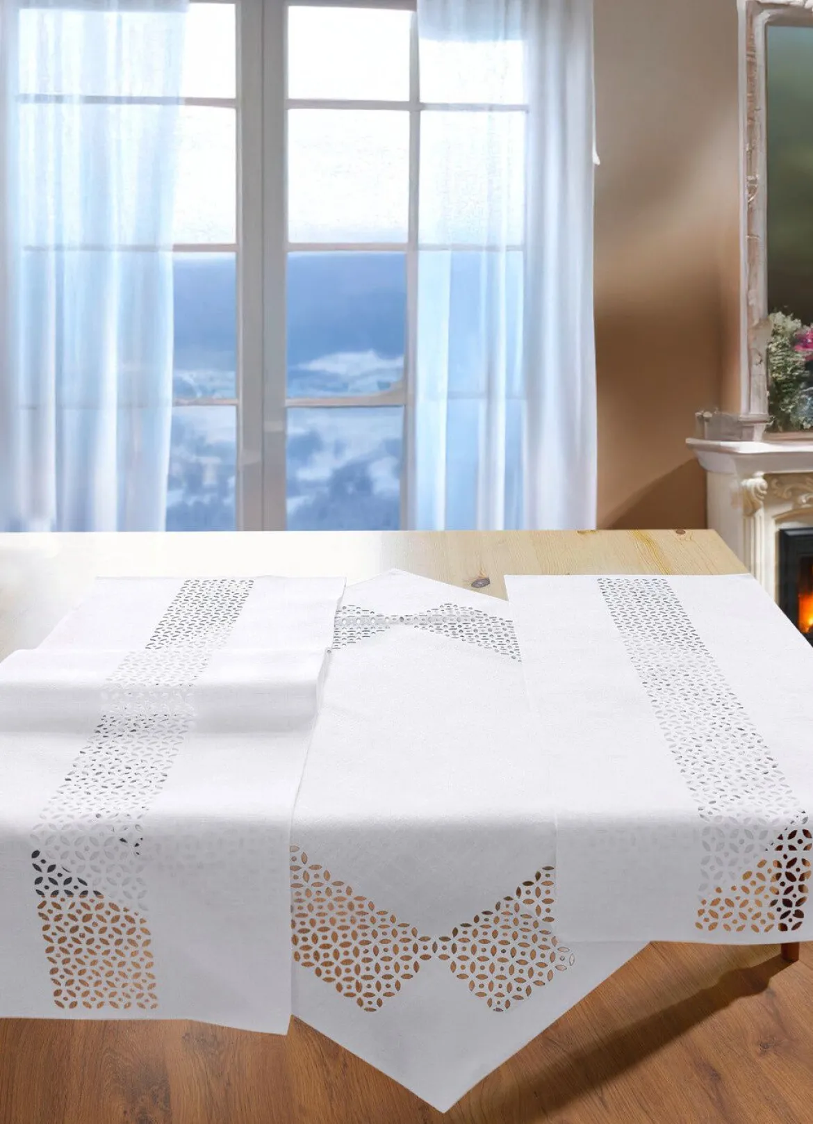 Tischdecke mit dekorativer Lochstanzung