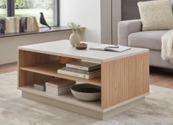Toller Couchtisch mit durchgehender Ablagefläche