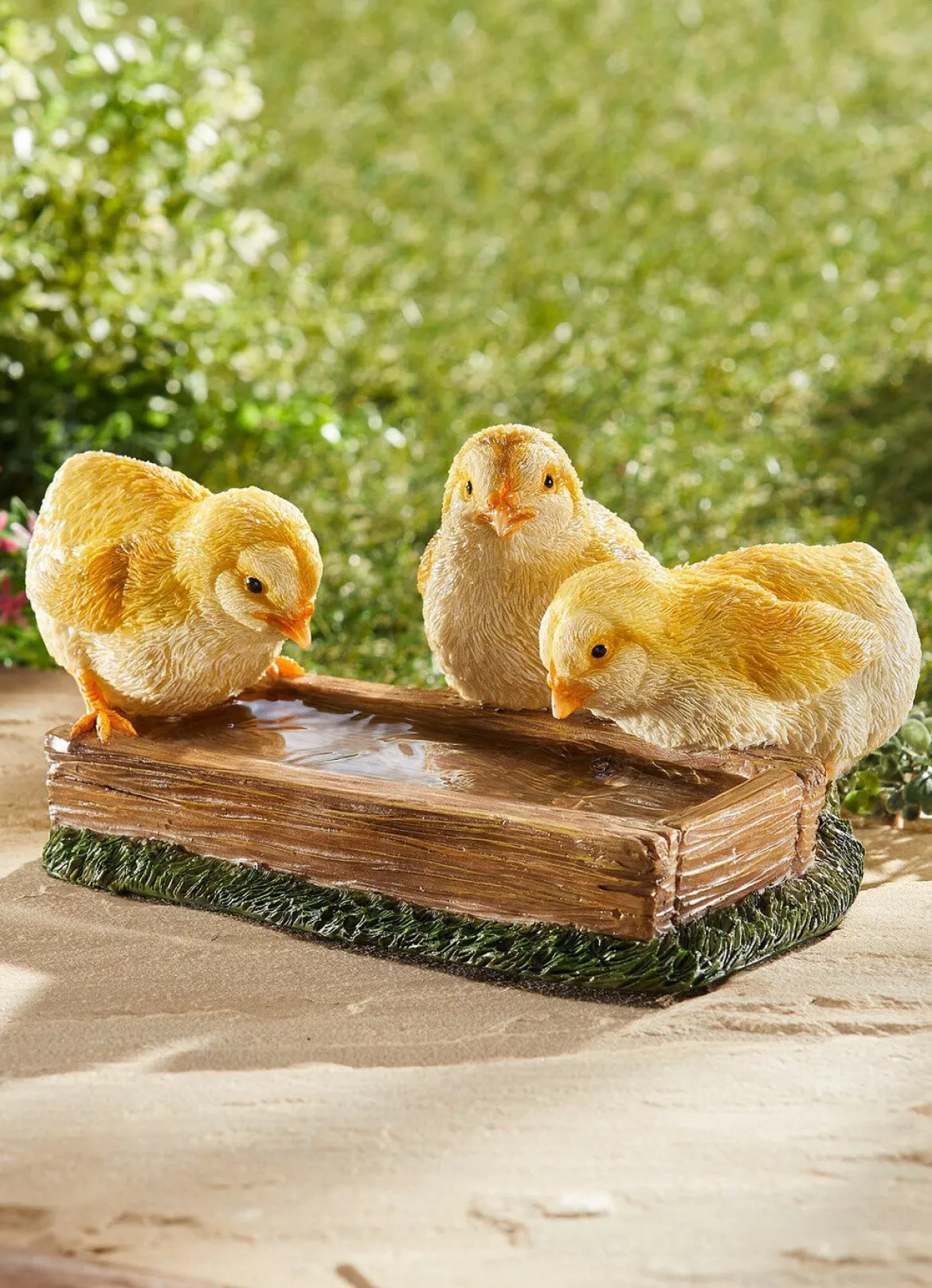 Von Hand bemalte Vogeltränke mit Küken