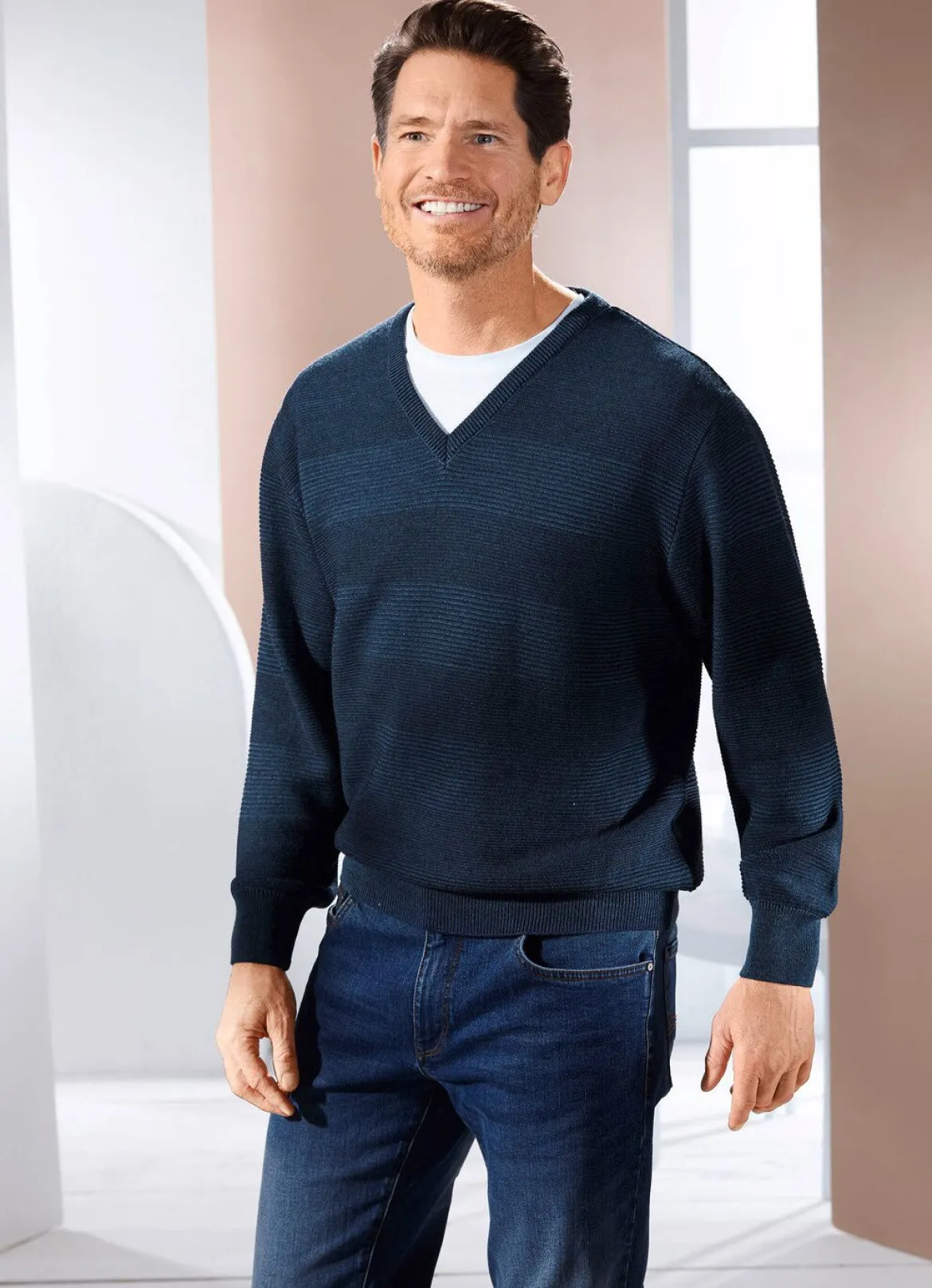 V-Pullover mit Strukturdessin in 3 Farben