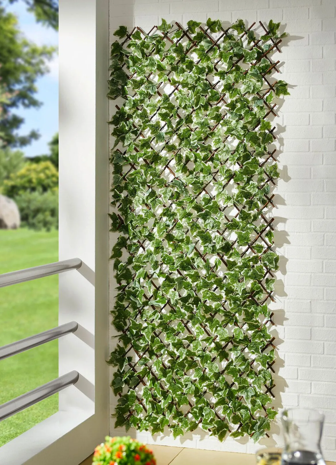 Wandgitter aus Blätter und Blüten