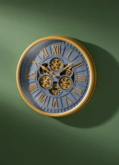 Wanduhr mit sichtbaren Zahnrädern