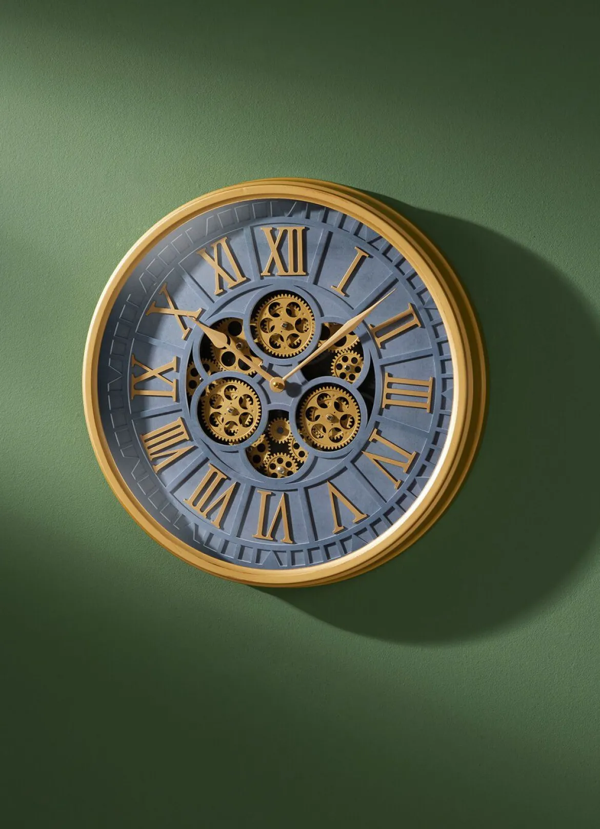 Wanduhr mit sichtbaren Zahnrädern