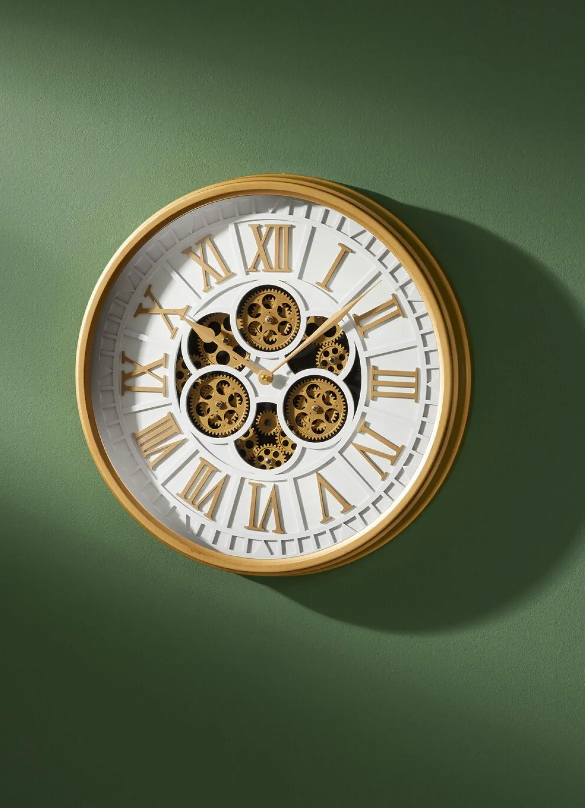 Wanduhr mit sichtbaren Zahnrädern