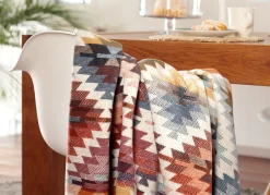 Wohndecke mit hübschem Häkelsaum